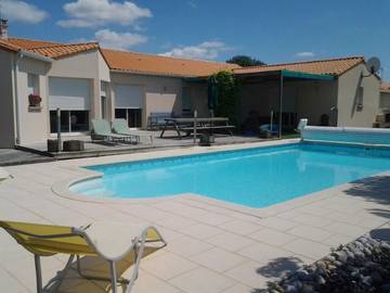 Location de vacances pour 3 personnes, avec jardin ainsi que vue et piscine à Parthenay