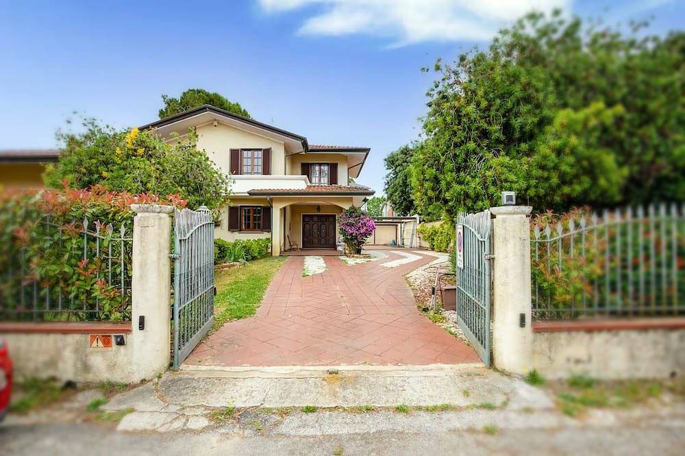 Spacious Villa by the Sea with Garden, King Suite and Porch in Lido di Camaiore, Camaiore