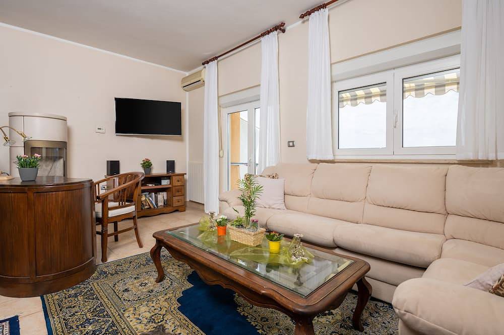 Ganze Wohnung, Schmuckes Appartement mit Traumblick über die Kvarner Bucht mit Aufstellpool in Kršan, Ostküste Istrien