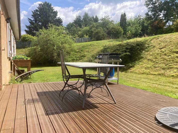 Gîte pour 2 personnes, avec jardin ainsi que vue et terrasse à Renwez
