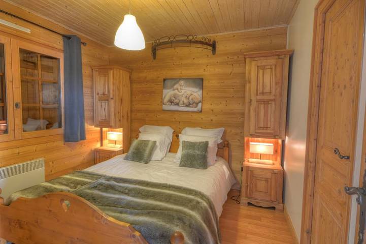 Charming quiet chalet, 8 bedrooms 8 bathrooms sauna walk to shops & gondola in Station de Morillon, Grand Massif
