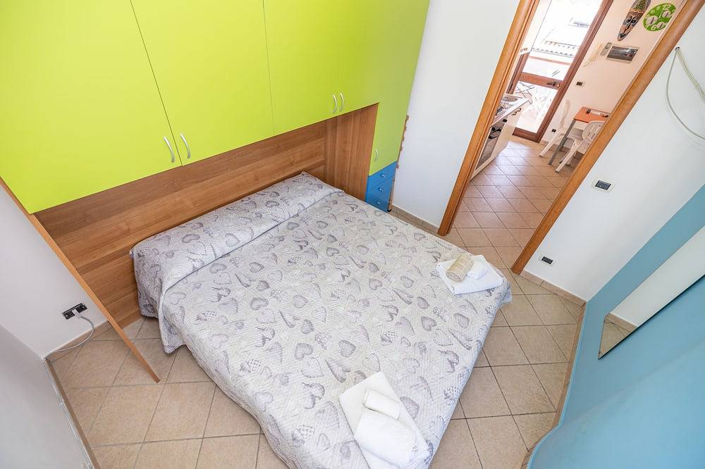 Entire apartment, Green View. Free wi-fi, private Parking space in Piana Calzata, Palermo Province