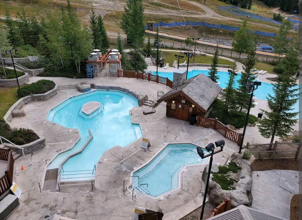 Ganze Wohnung, Lovely 2bdrm Panorama Springs unit overlooking the mountains and pools! in Panorama