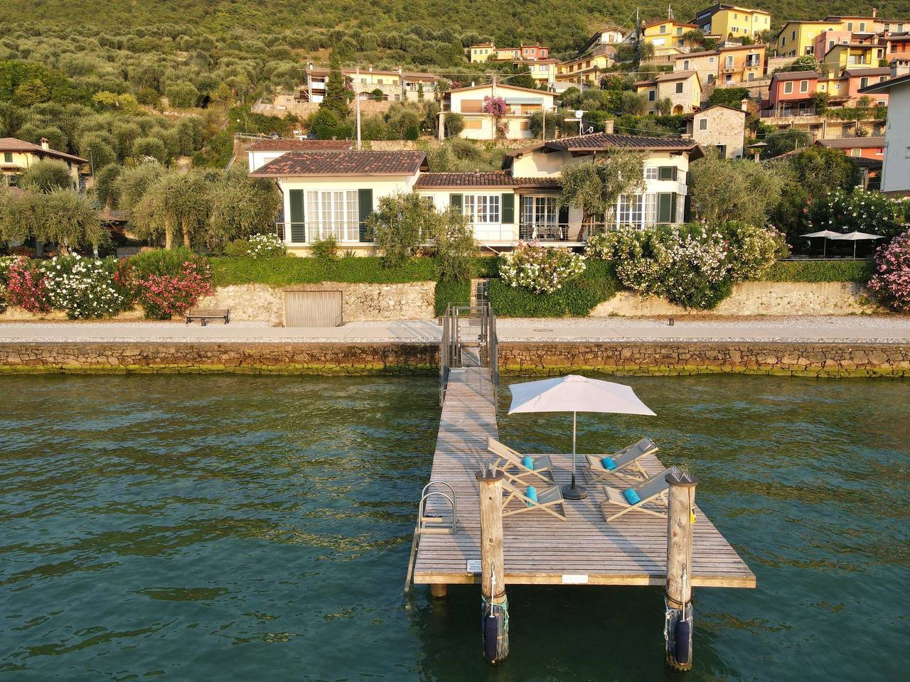 Luxusvilla am Gardasee mit privatem Badesteg in Castelletto di Brenzone, Brenzone