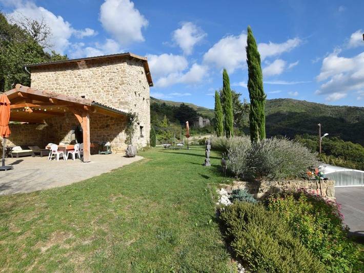 Location de vacances pour 6 personnes, avec Terrasse ainsi que Jardin et Piscine à Burzet