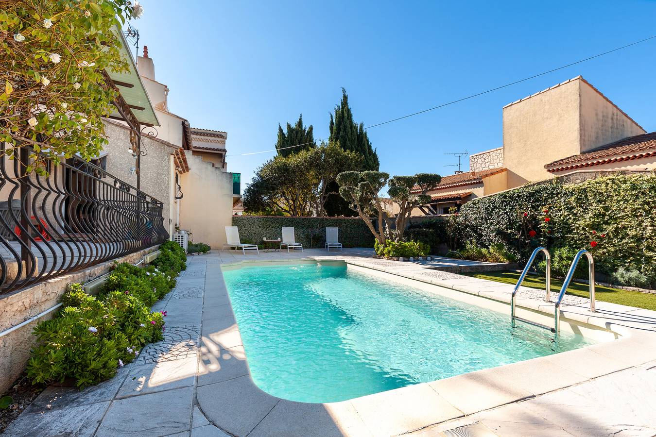 Bed and Breakfast 'Salamandre Chambre D'hote' with Shared Pool, Wi-Fi and Air Conditioning in Port-Saint-Louis-du-Rhône, Arles region