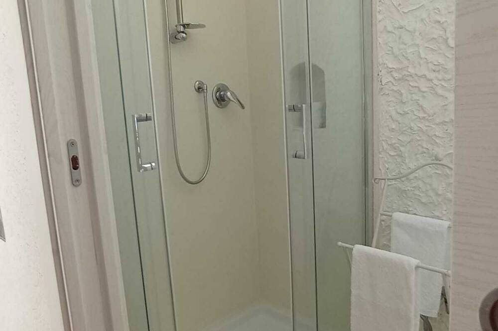 Una \"mangiatoia\" del '700 affacciata su un antico Ponte Romano in Sessa Aurunca, Provincia di Caserta