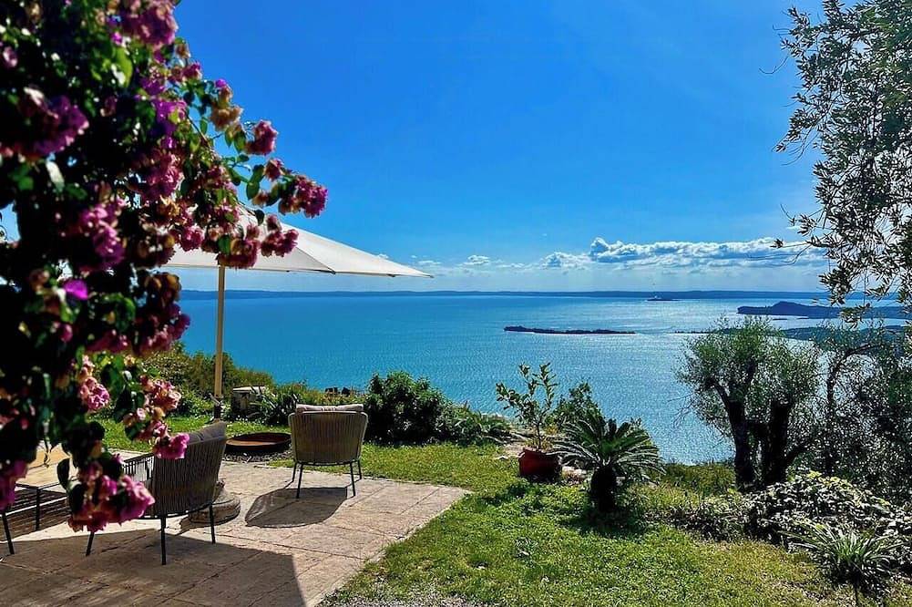 Historische Villa in einem Olivenhain am Gardasee in Gardone Riviera, Gardasee-Berge