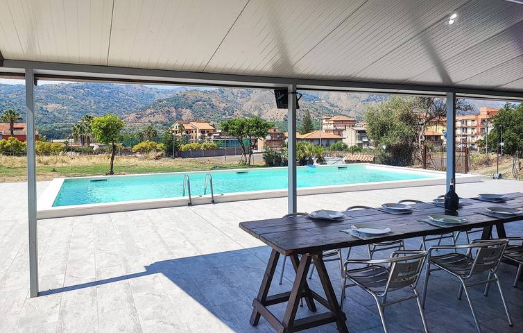 Accogliente appartamento con piscina e terrazza, vicino a Gaggi - WiFi gratuito e aria condizionata in Gaggi, Provincia di Messina