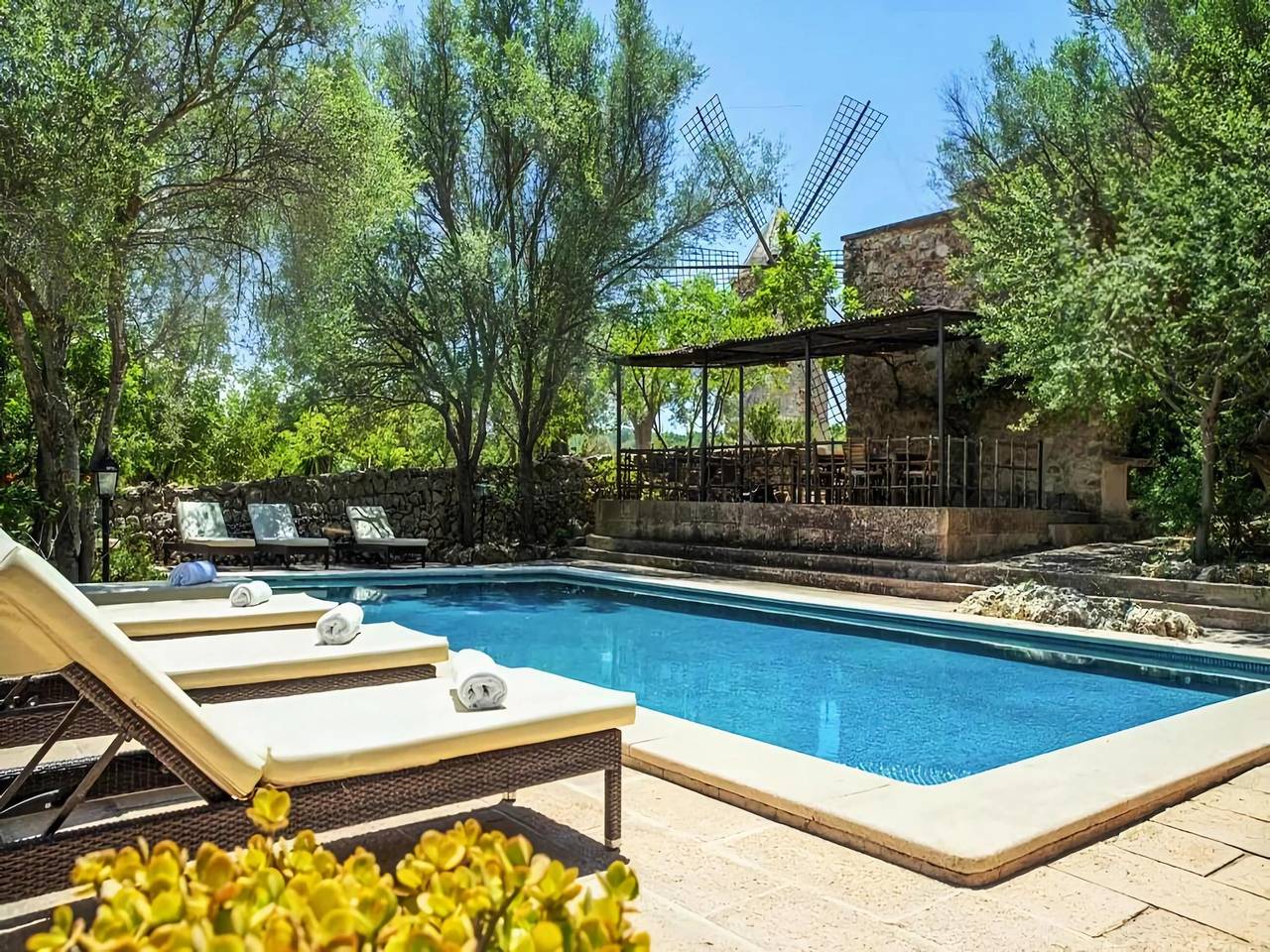 Villa in Santa María with Private Saltwater Pool in Rio Bananal, Espírito Santo