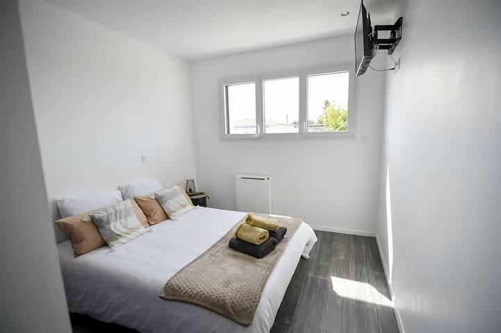 Location de vacances pour 8 personnes, avec terrasse ainsi que piscine et jardin à Sainte-Soulle - 4