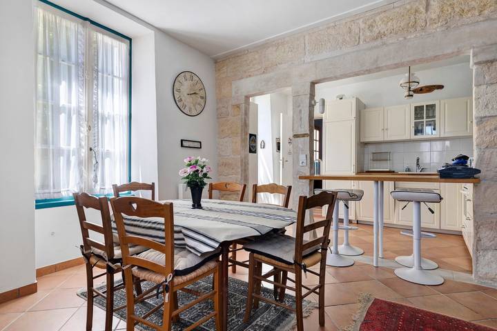 La Maison de Léandre – Piscina climatizada y aire acondicionado en el corazón del Médoc in Saint-Seurin-de-Cadourne, Lesparre-Médoc region
