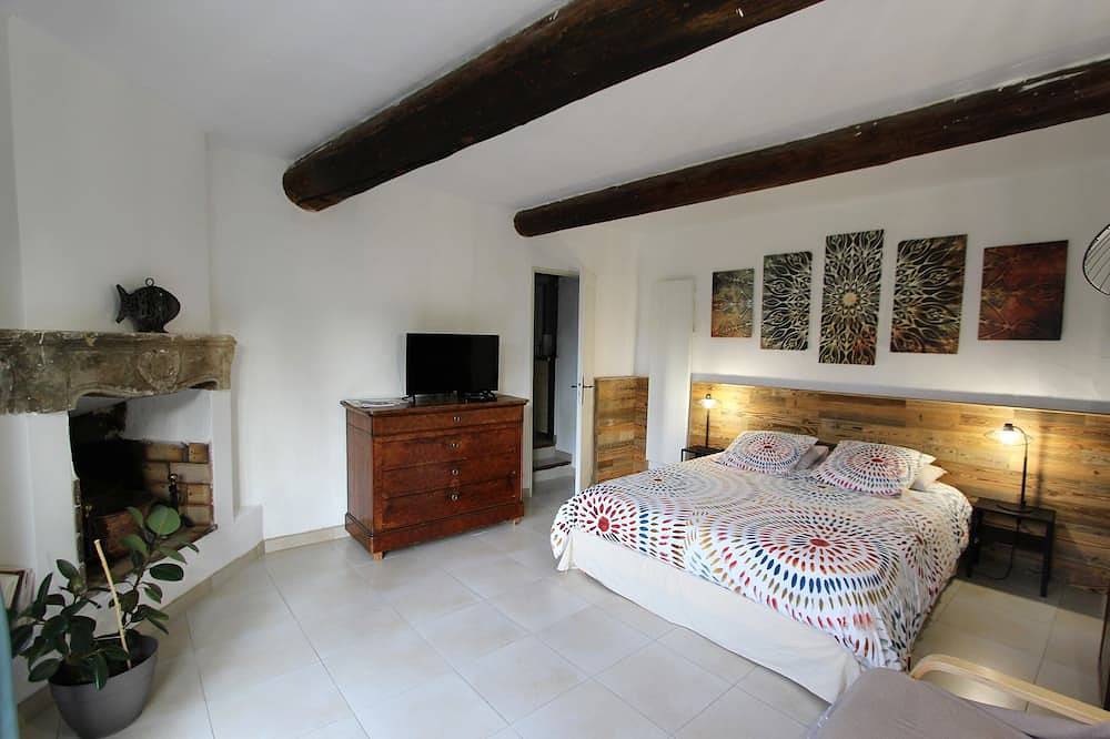 Geheel appartement, Gite Le Petit Luberon classified 3* in magnificent property in village center in Cabrières-d'Avignon, Parc naturel régional du Luberon