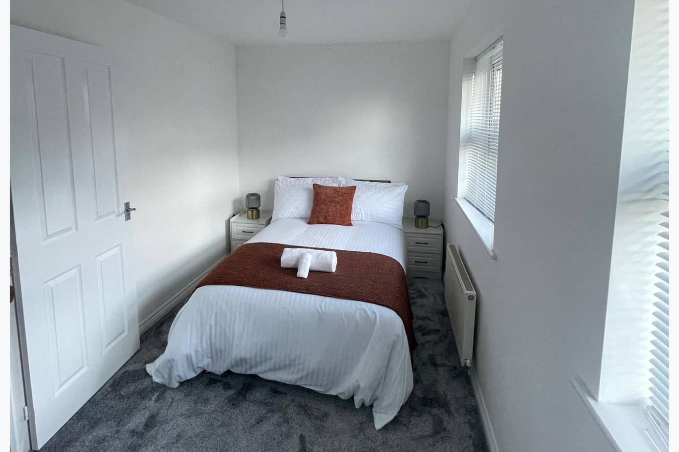 3-bed-Sleeps 5 with Garden and Parking in Corby, Northamptonshire