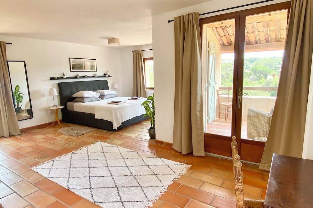 Peaceful 5 Bedroom Villa with a studio pool house and large pool. in Roquefort-les-Pins, Cannes region