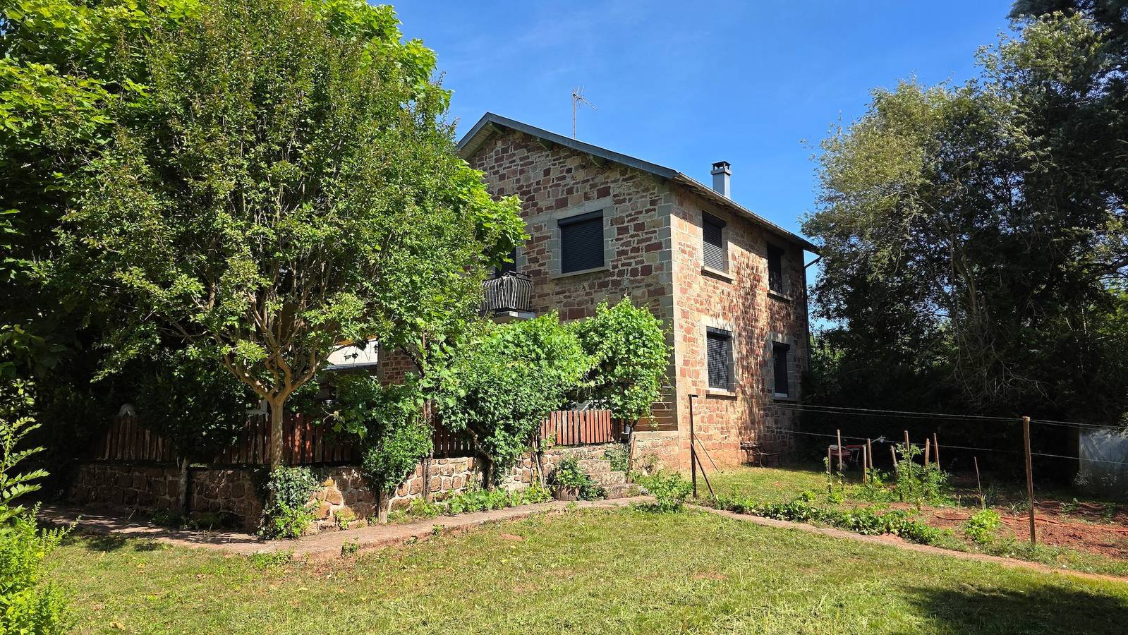 Gîte du Mansois : terrasse privée, jardin et balcon pour 6 personnes in Clairvaux-d'Aveyron, Aveyron