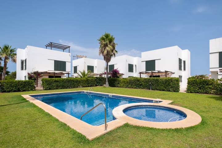 Location de vacances pour 6 personnes, avec jardin et bassin pour enfant à Arenal d'en Castell - 4