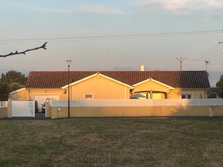 Location de vacances pour 8 personnes, avec terrasse et piscine ainsi que vue et jardin à Crêches-sur-Saône - 4