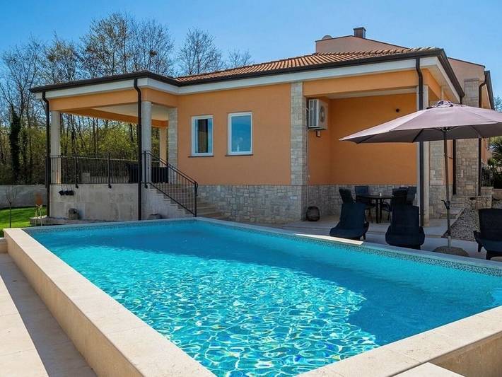 Ferienhaus für 6 Personen, mit Garten und Pool in Zbandaj