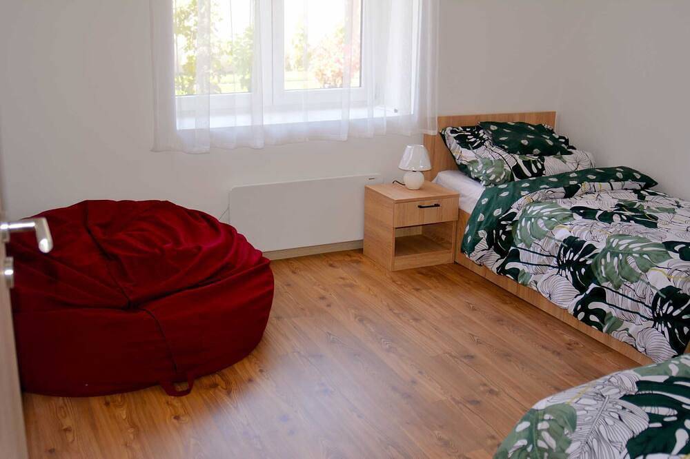 A Lizbett Cottage egy közel 100 éve épült vályogház in Ketschkemet, Kecskeméti járás