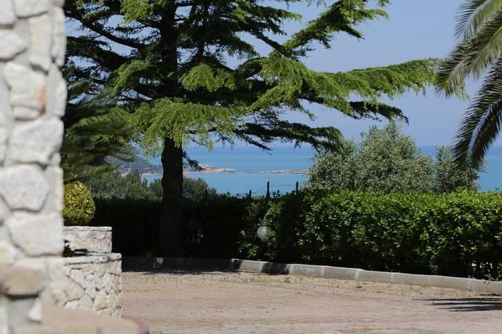 Apartamento entero, Villa Hibiscus - Estudio panorámico para 2 personas en una villa con piscina. in Vieste, Gargano