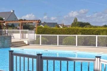 Location de vacances pour 5 personnes, avec terrasse ainsi que piscine et jardin dans Kerhillio