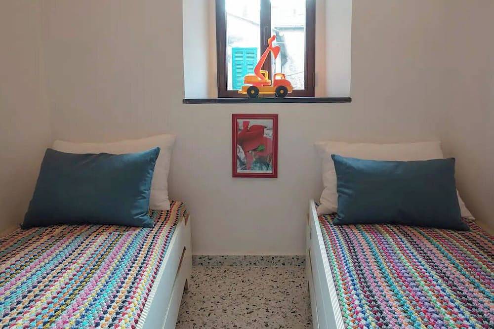 Ganze Wohnung, Spacious apartment with pool in historic  palazzo above the Italian Riviera in Montegrazie, Imperia