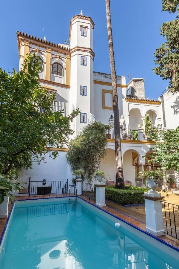 Sevillebnb Group- Villa Elvira, exclusive Pool and Gardens in the heart of Sevilla in Casco Antiguo, Sevilla