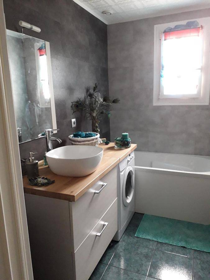 Appartement de vacances entier, La maison rose 2 chambres avec lit pour 2 personnes et 2 salles de bains a 15 kilomètres du circuit de Magny-Cours et 1,2 kilomètre du sanctuaire de ste Bernadette in Nevers, Nièvre