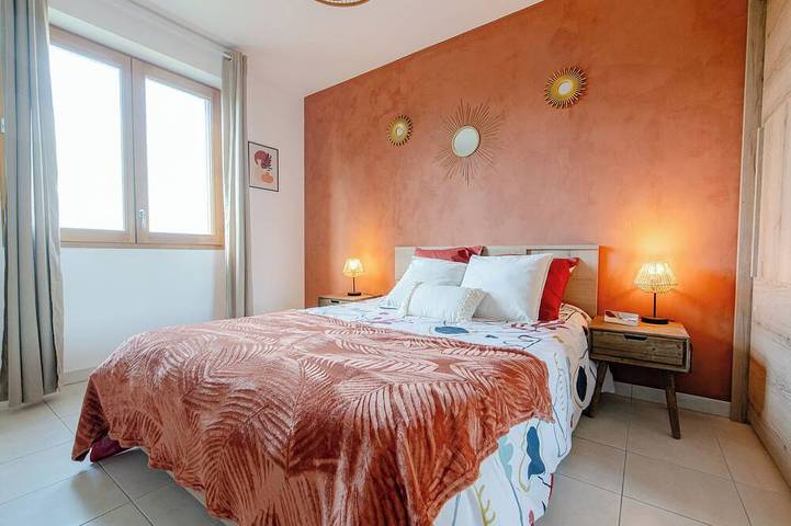 Apartamento entero, Le Petit Sesame L' évasions cosy jacuzzi terrace wifi parking 2 steps stadiumDF in Saint-Denis, Sena-Saint Denis