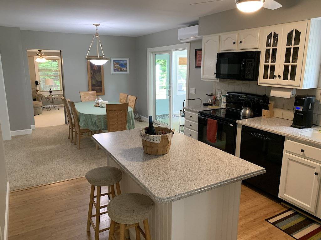 Genießen Sie das Beste aller Jahreszeiten in diesem Haus mit 4 Schlafzimmern, nur wenige Minuten vom Wasser entfernt. in Moultonborough, Lake Winnipesaukee