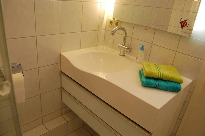 Ganze Wohnung, Exklusive, seenahe Ferienwohnung in einer Wohnanlage mit parkähnlichem Garten in Badestrand Bodensee Yachtclub Überlingen, Überlingen