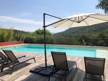 Gîte pour 6 personnes, avec terrasse ainsi que piscine et jardin, animaux acceptés à Salernes