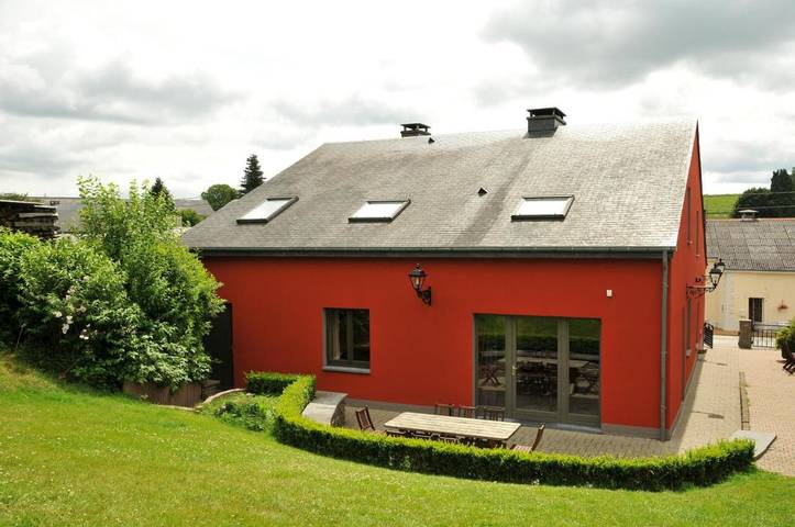 Location de vacances pour 8 personnes, avec Terrasse ainsi que Jardin et Piscine dans Ucimont
