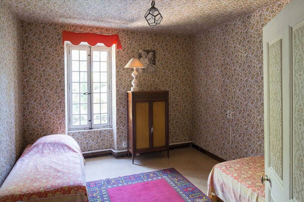 Hermosa casa de campo Xviii, hermoso parque con piscina. in Camaret-sur-Aigues, Vaucluse