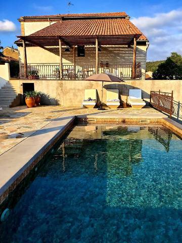 Cottage pour 3 personnes, avec piscine ainsi que jardin et vue, adapté aux familles à Bize-Minervois