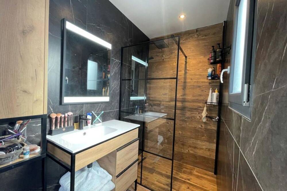 Spacious house on the banks of the Rhône opposite the greenhouse island and via Rhôna in Sault-Brénaz, Belley