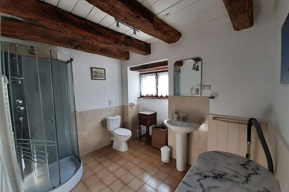 Le Pigeonnier a une superficie d'environ 120 mètres carrés in Saint-Hélen, Région de Dinan