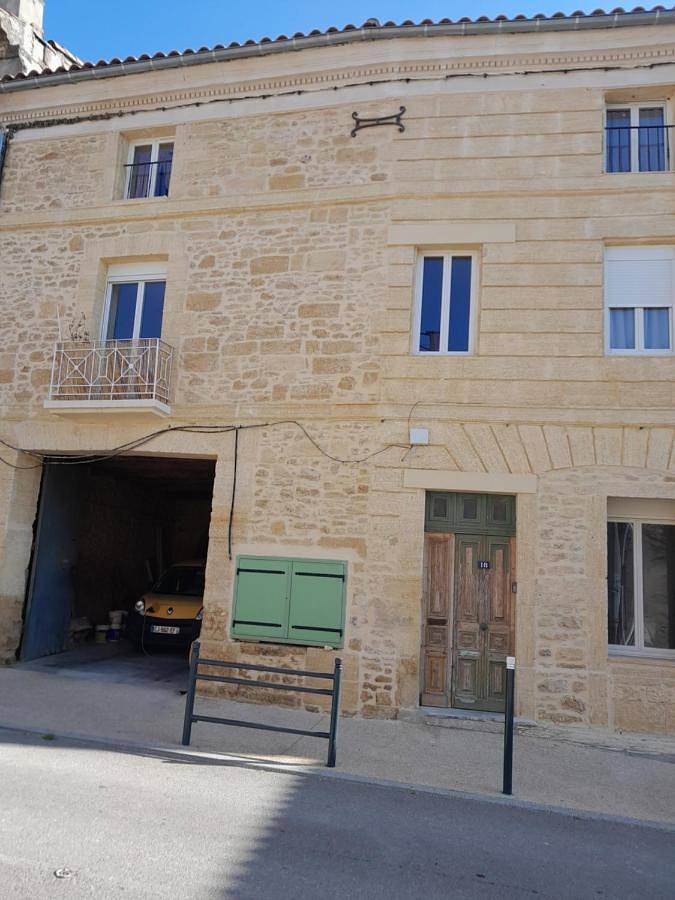 Appartement entier, One-Bedroom Apartment in Remoulins, Région de Nîmes
