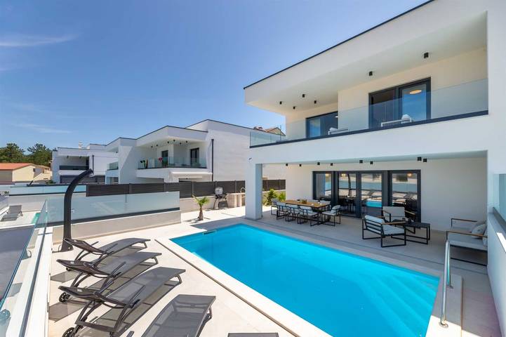 Villa pour 8 personnes, avec vue sur l’océan ainsi que piscine et balcon à Klimno