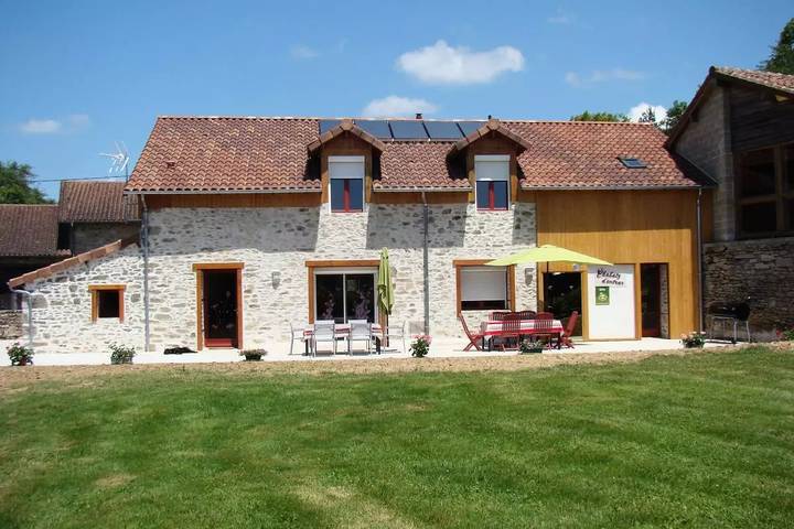 Gîte pour 12 personnes, avec jacuzzi et jardin dans Eyjeaux