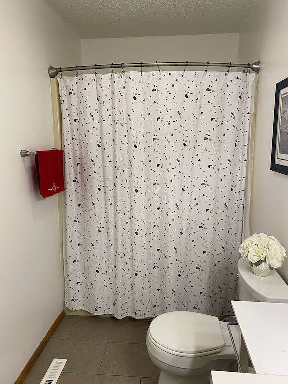 Beautiful Bi-level. Game room with pool table, 5 Uhdtvs, Wifi. Central heat/air. in Bushkill, Pike County