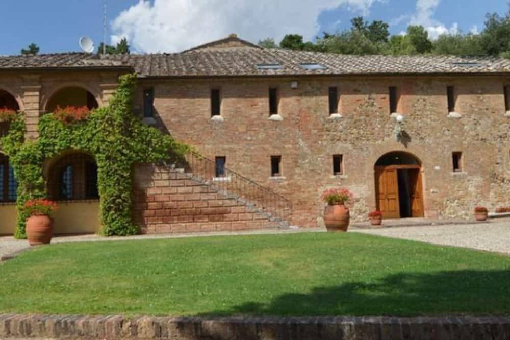 Independent villa with wonderful view. Pool.  Up t 22 guests in Monteroni d'Arbia, Siena Provinz