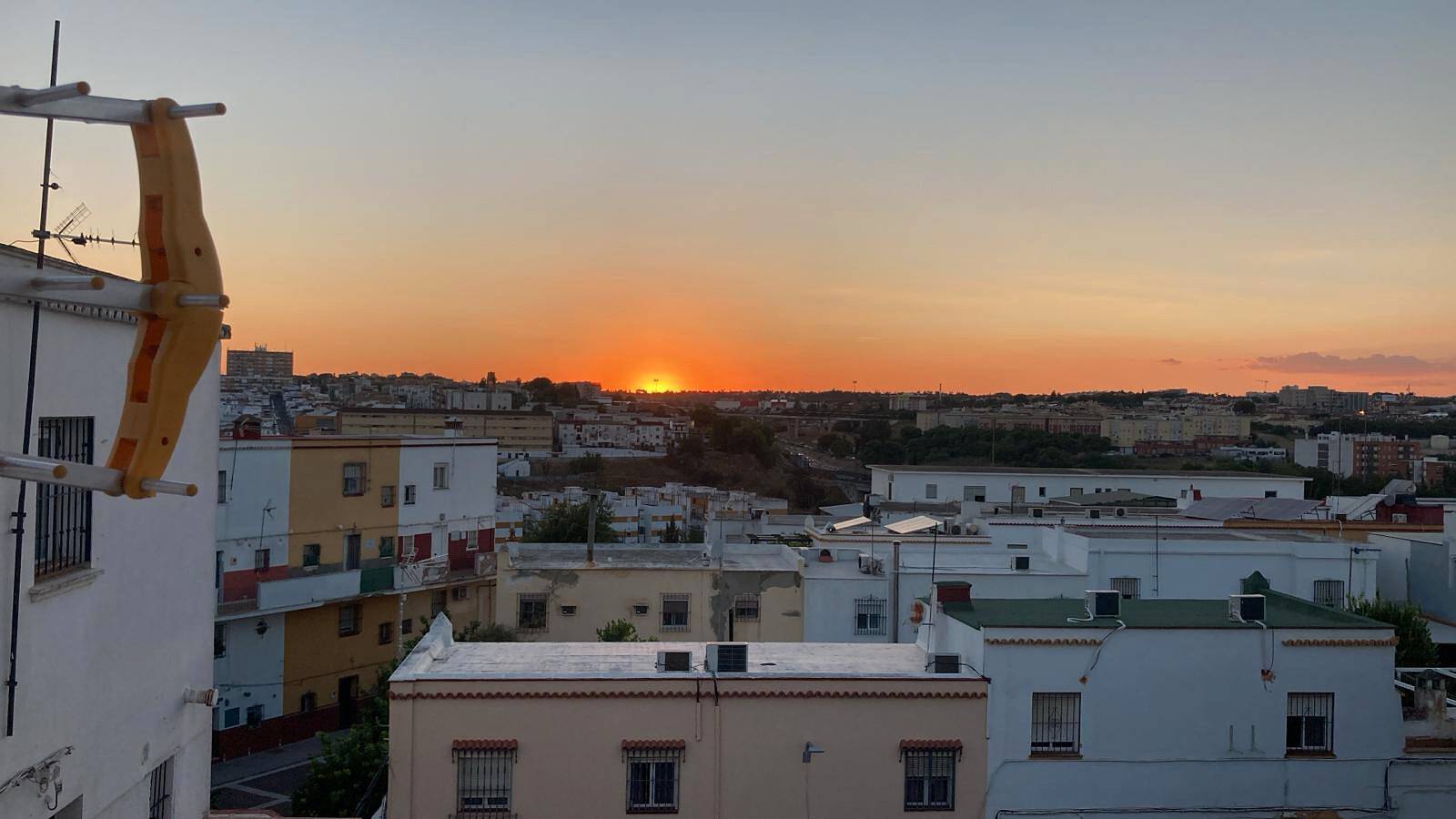 Casa Vacacional 'San Juan Bien Comunicado' con Balcón, Wi-Fi y Aire Acondicionado in San Juan de Aznalfarache, Provincia de Sevilla