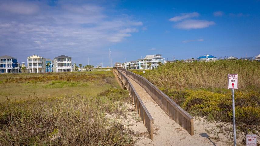 Vacation house for 12 people, with hot tub and yard, with pets in Galveston
