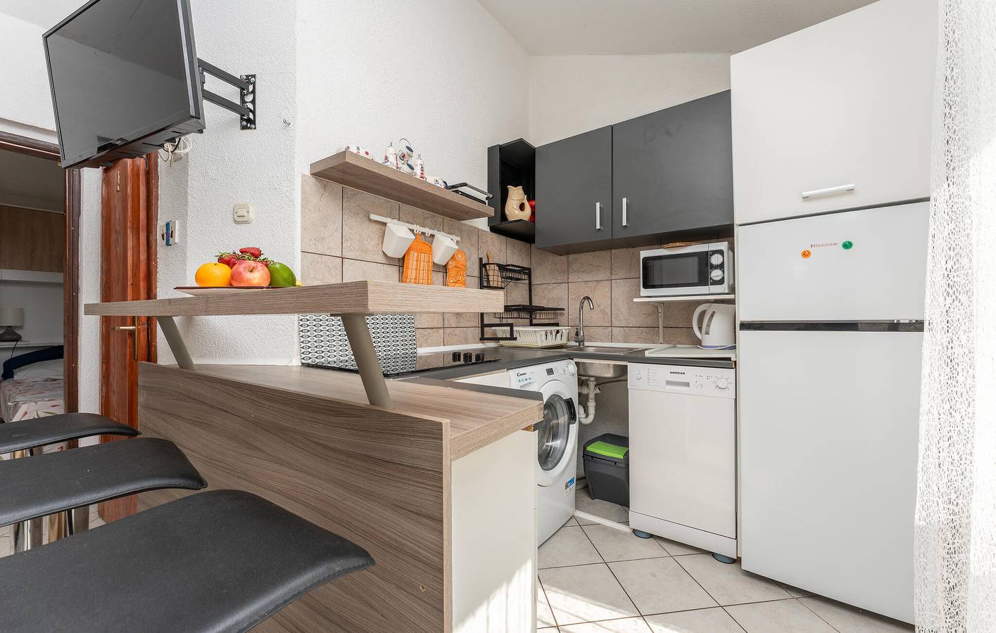Ganze Ferienwohnung, Gemütliches Apartment mit Terrasse, 1,5 km vom Strand Pod Vruljom entfernt, mit kostenlosen Parkplätzen in Pakostane, Zadar