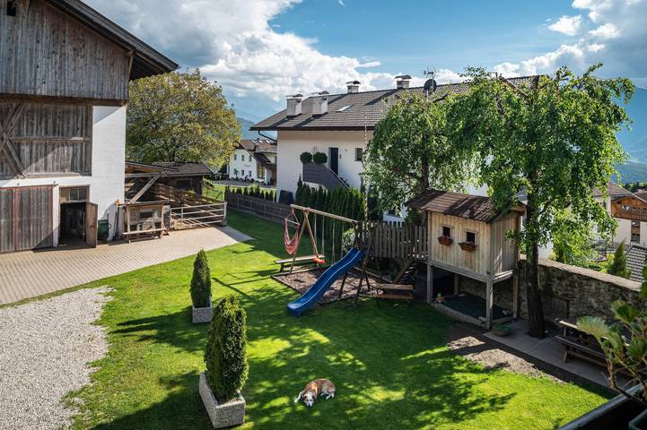 Entire apartment, Apartment 'Schlossblick' with Mountain View, Shared Garden and Wi-Fi in Gifen, Rodeneck