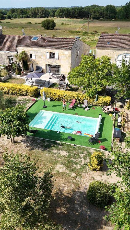 Location de vacances pour 12 personnes, avec Jacuzzi et Terrasse ainsi que Jardin et Piscine à Cubnezais
