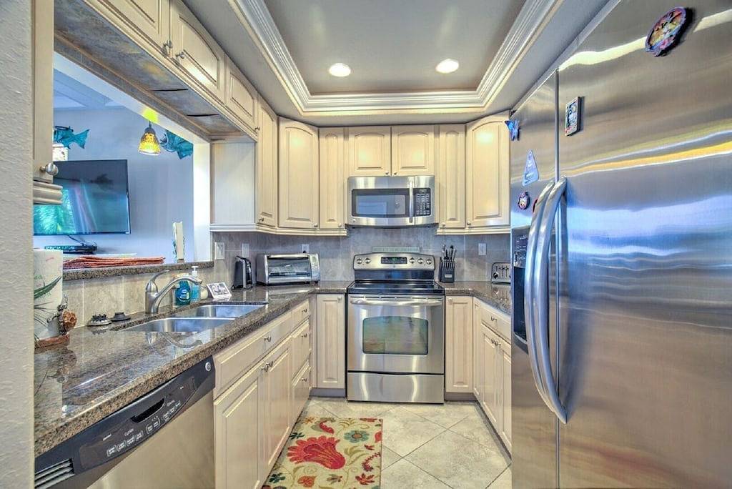 Luxury Gulf Front Villa On Gulf Of Mexico 3 Beds 3 Bath~Tiki Bar~Jacuzzi~Pool!! in Marathon, Monroe County