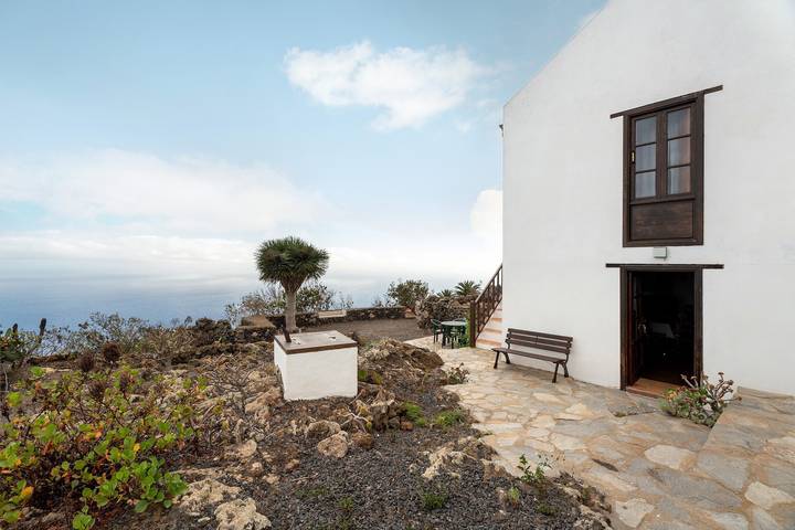 Holiday Home 'Casa Rural La Era' with Sea View, Private Terrace and Wi-Fi in El Mocanal, Valverde